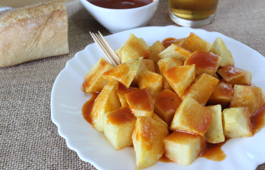 Cómo hacer patatas bravas. La tapa auténtica más madrileña