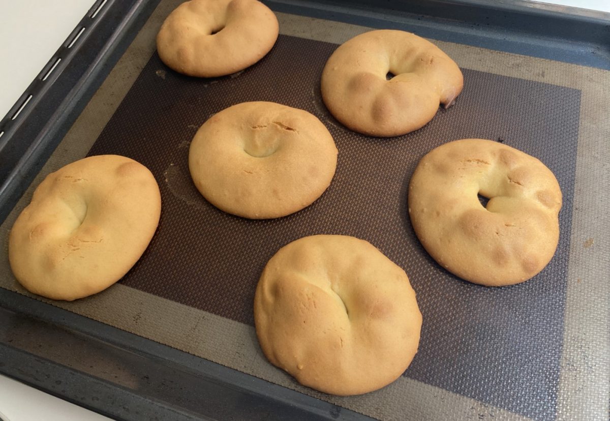 Pericones de San Juan o roscos de baño blanco. Rosquillas de merengue