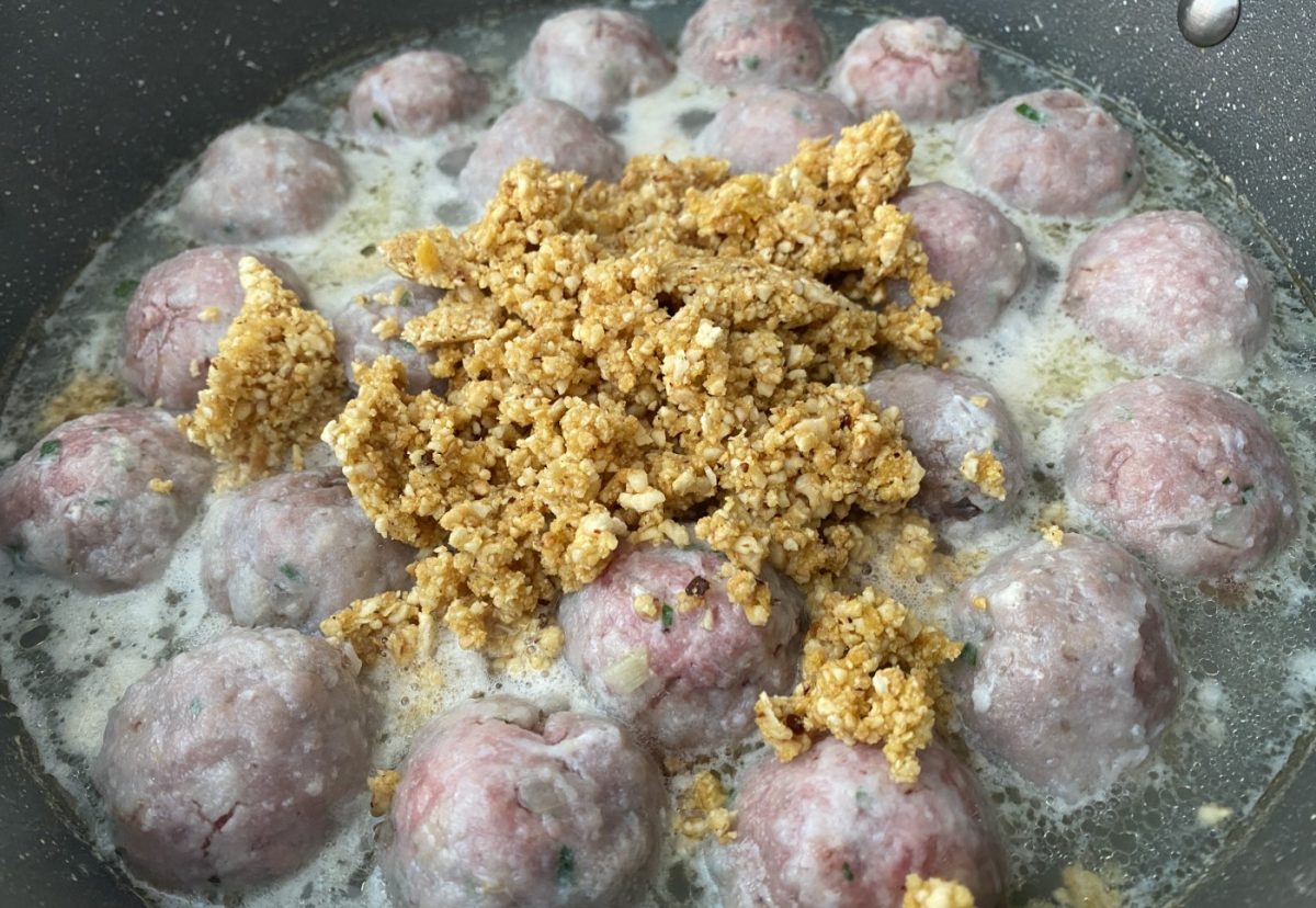 Pilotes de Sant Joan. Exquisitas albóndigas con salsa de avellanas