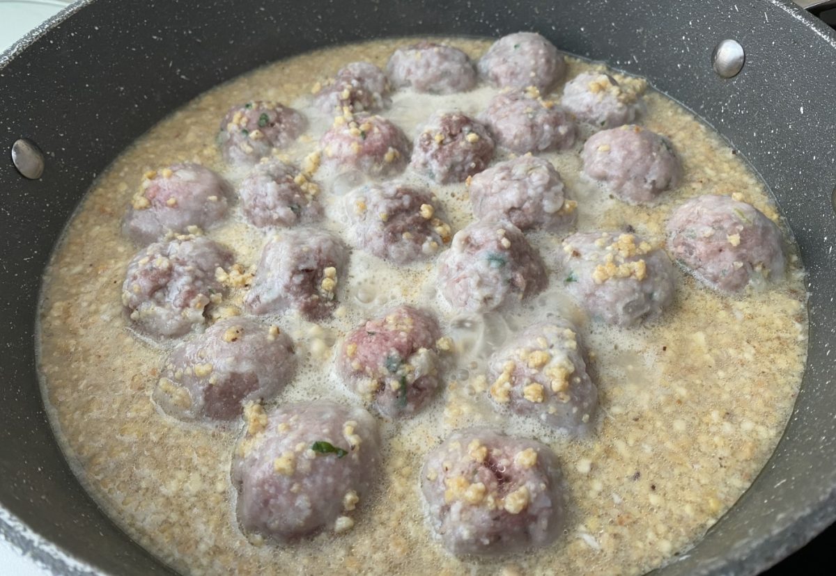 Pilotes de Sant Joan. Exquisitas albóndigas con salsa de avellanas
