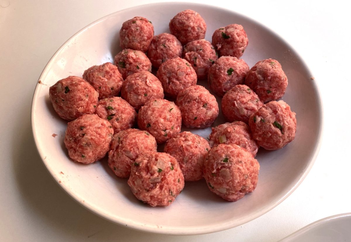 Pilotes de Sant Joan. Exquisitas albóndigas con salsa de avellanas