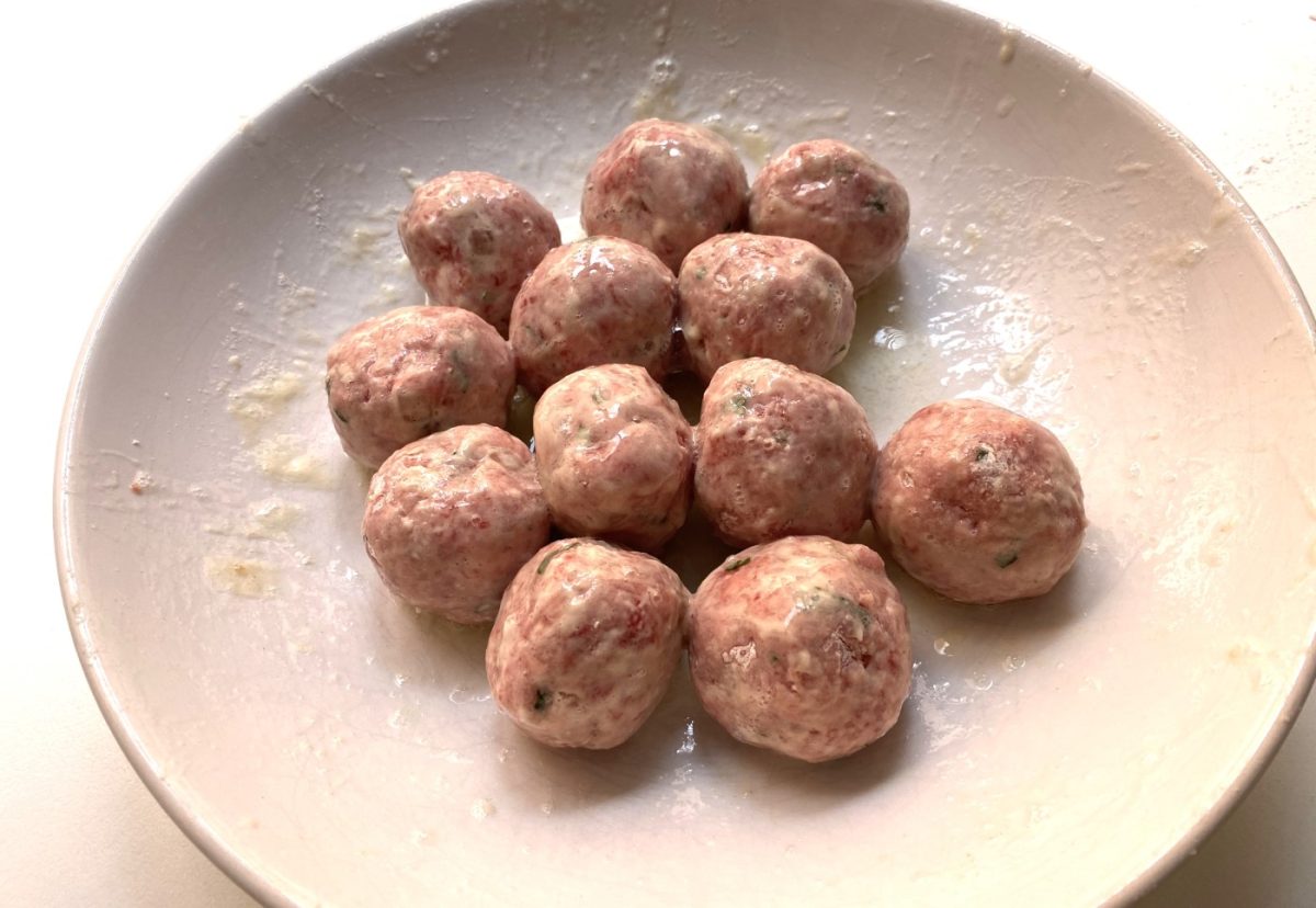 Pilotes de Sant Joan. Exquisitas albóndigas con salsa de avellanas