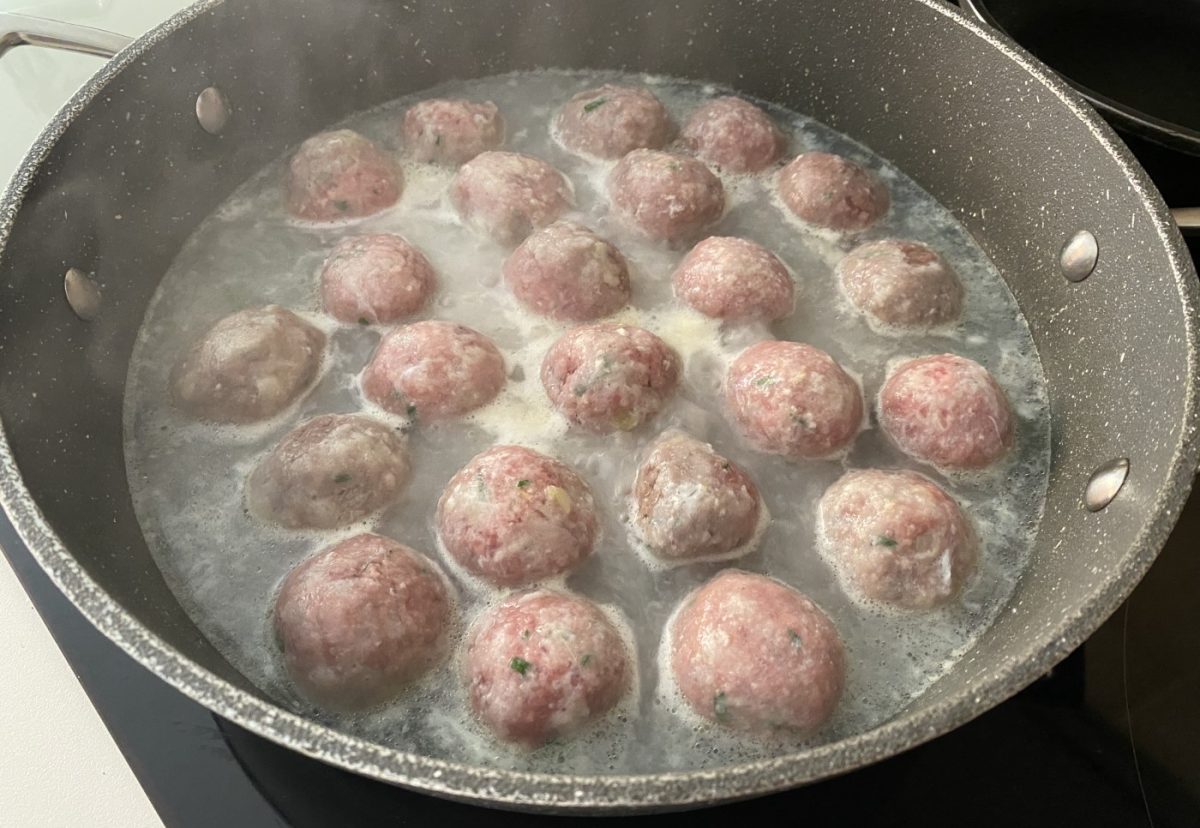 Pilotes de Sant Joan. Exquisitas albóndigas con salsa de avellanas
