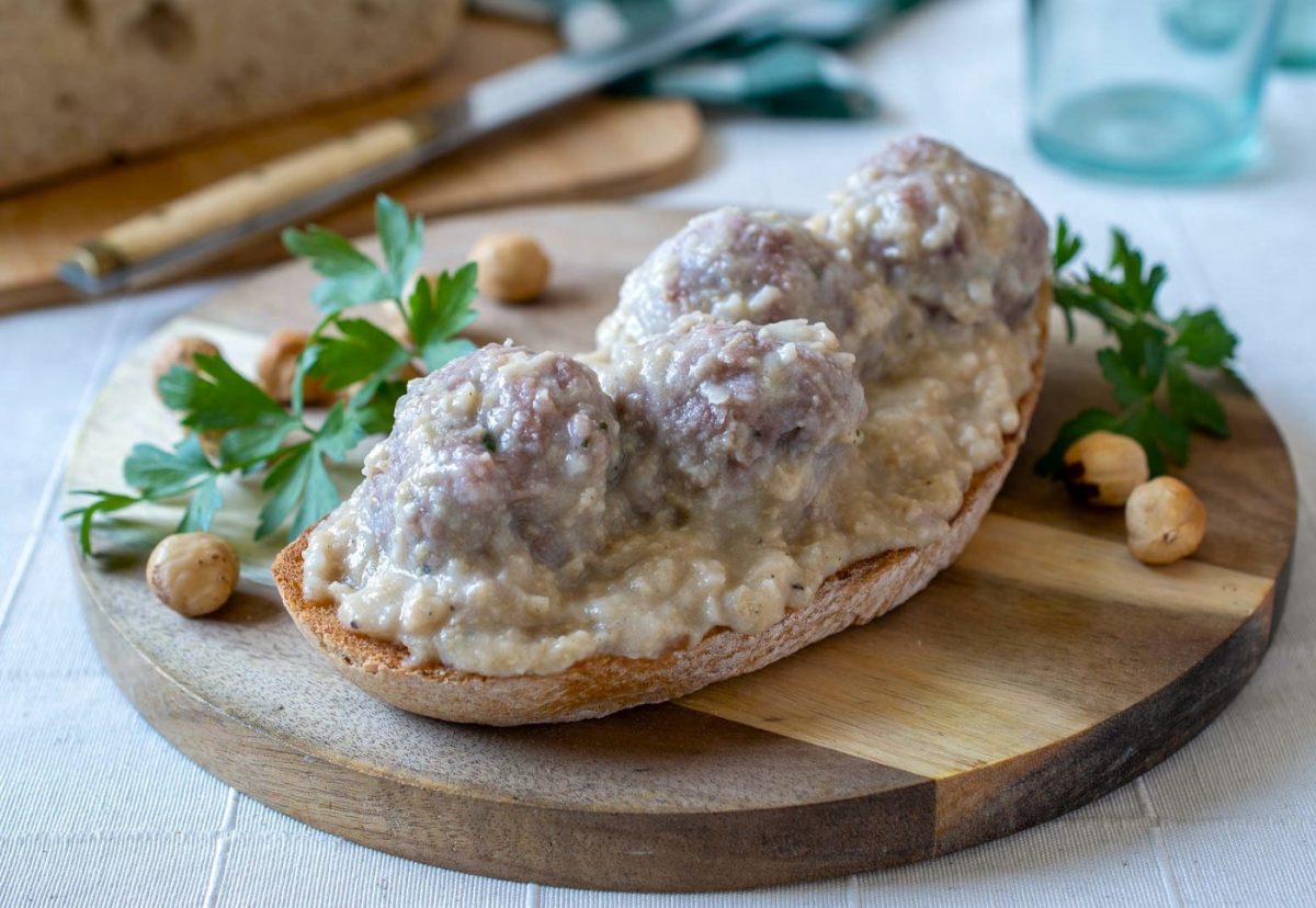Pilotes de Sant Joan. Exquisitas albóndigas con salsa de avellanas