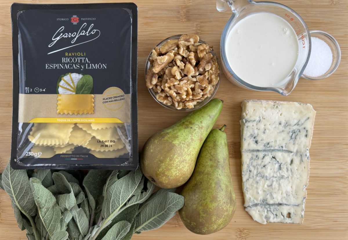 Raviolis rellenos de espinacas con salsa de queso Gorgonzola y pera