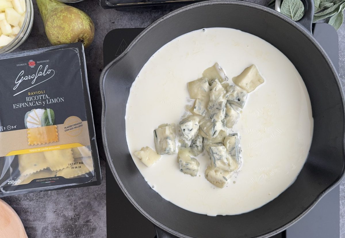 Raviolis rellenos de espinacas con salsa de queso Gorgonzola y pera