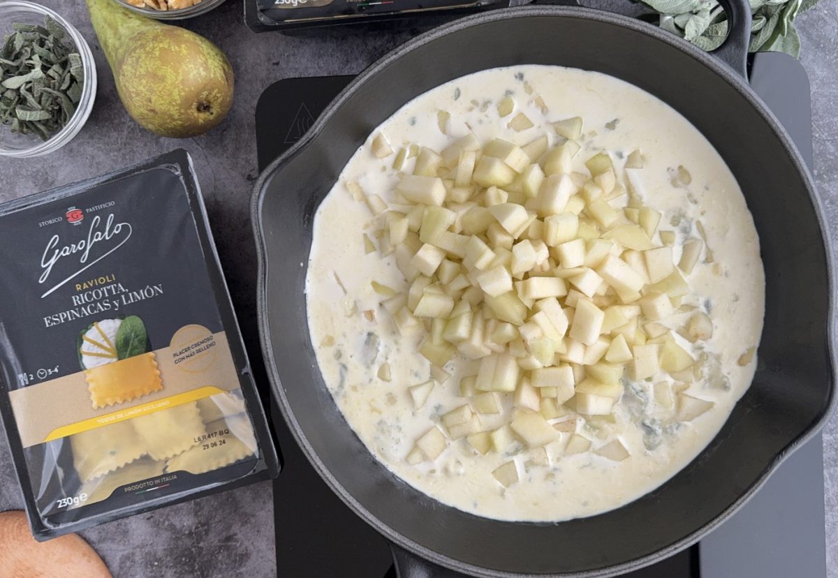 Raviolis rellenos de espinacas con salsa de queso Gorgonzola y pera