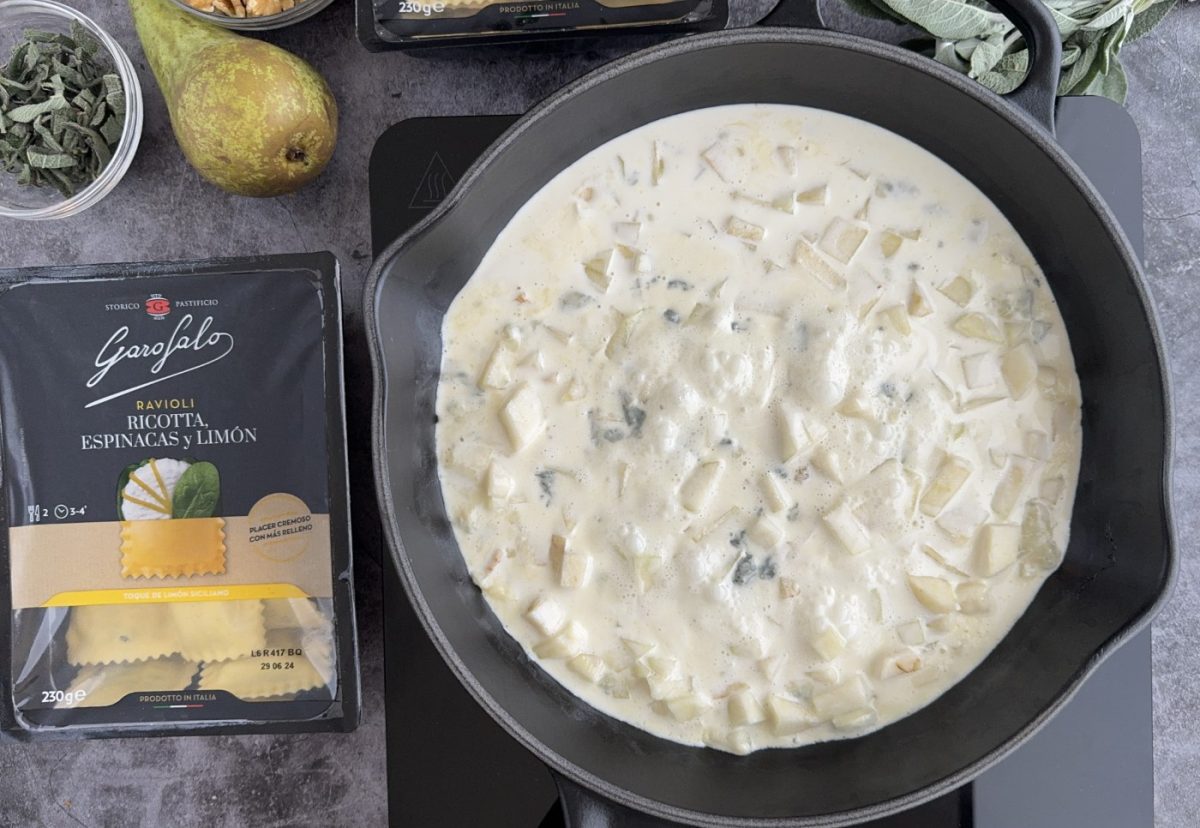 Raviolis rellenos de espinacas con salsa de queso Gorgonzola y pera