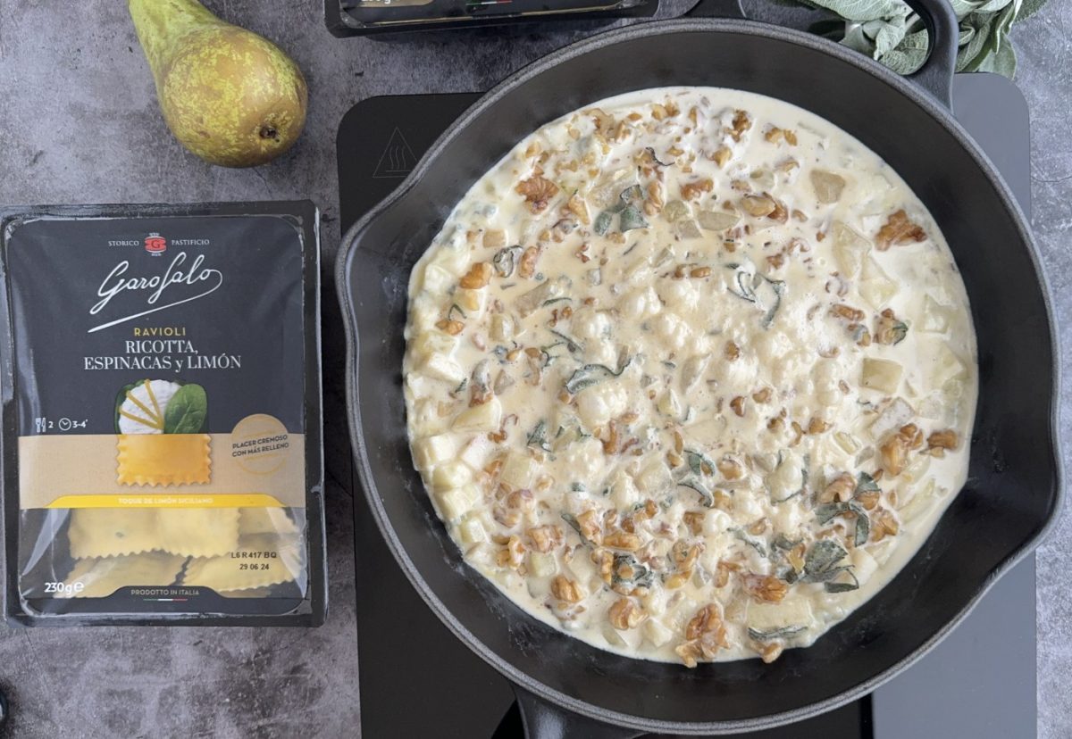 Raviolis rellenos de espinacas con salsa de queso Gorgonzola y pera