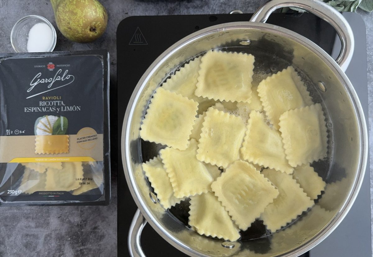 Raviolis rellenos de espinacas con salsa de queso Gorgonzola y pera