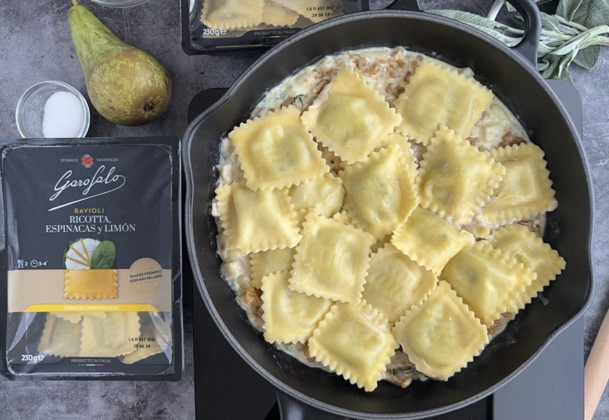 Raviolis rellenos de espinacas con salsa de queso Gorgonzola y pera