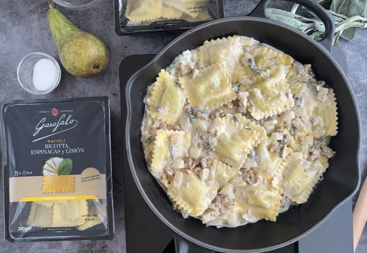 Raviolis rellenos de espinacas con salsa de queso Gorgonzola y pera