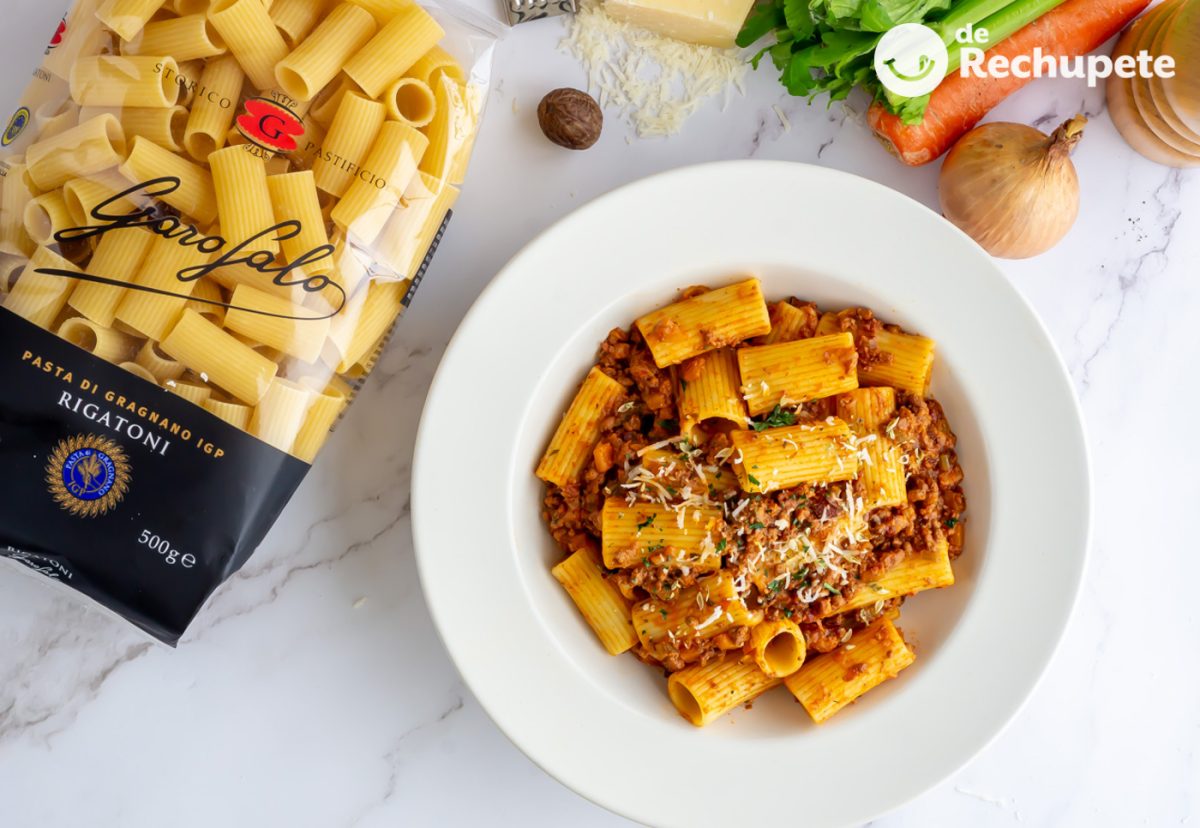 Rigatoni con salsa boloñesa. Receta de pasta italiana deliciosa y fácil