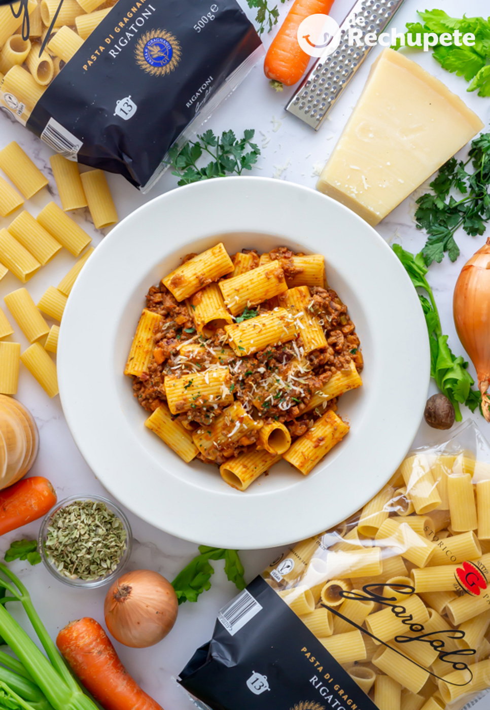 Rigatoni con salsa boloñesa. Receta de pasta italiana deliciosa y fácil