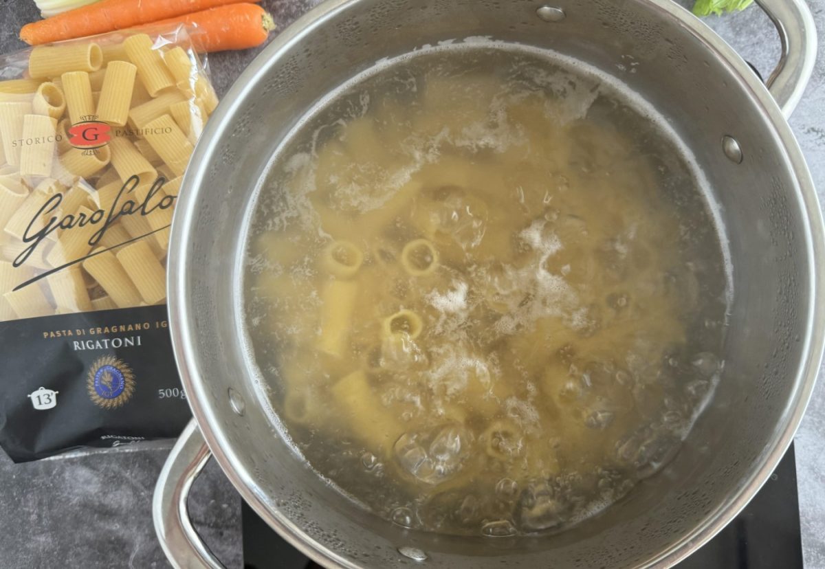 Rigatoni con salsa boloñesa. Receta de pasta italiana deliciosa y fácil