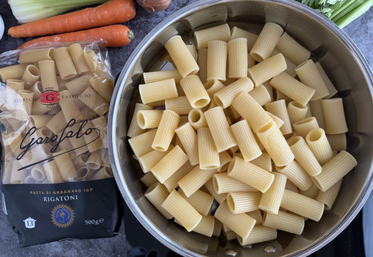Rigatoni con salsa boloñesa. Receta de pasta italiana deliciosa y fácil