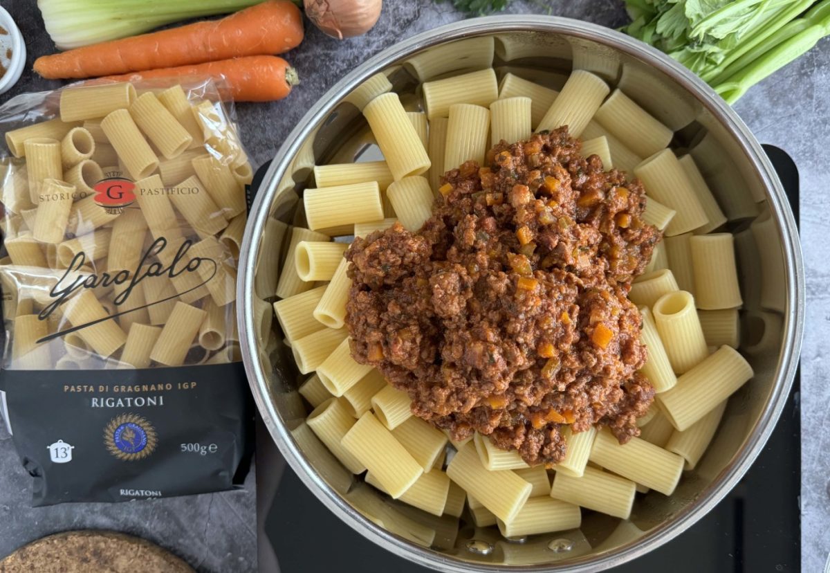 Rigatoni con salsa boloñesa. Receta de pasta italiana deliciosa y fácil