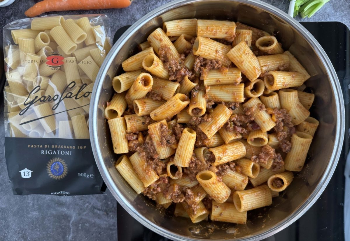 Rigatoni con salsa boloñesa. Receta de pasta italiana deliciosa y fácil