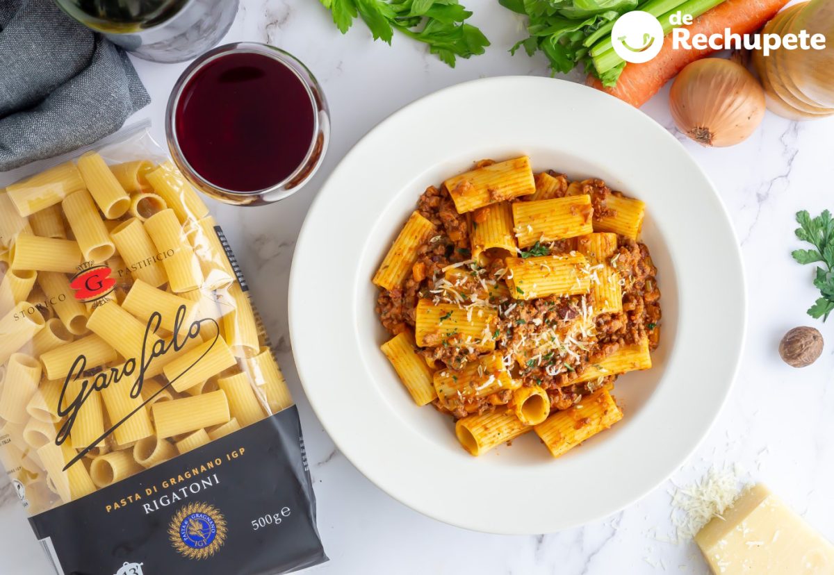 Rigatoni con salsa boloñesa. Receta de pasta italiana deliciosa y fácil