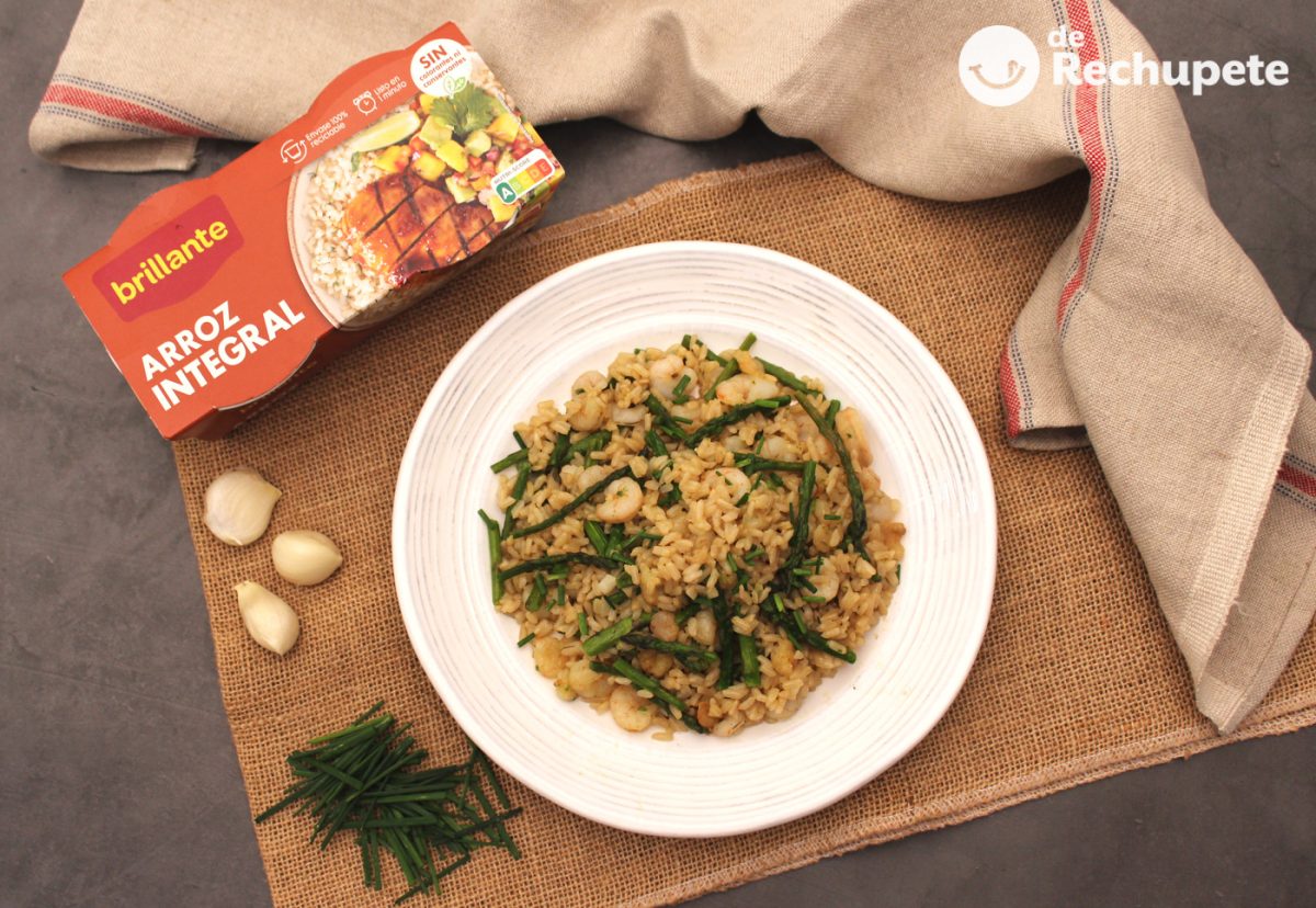 Salteado de arroz integral con gambas y espárragos trigueros