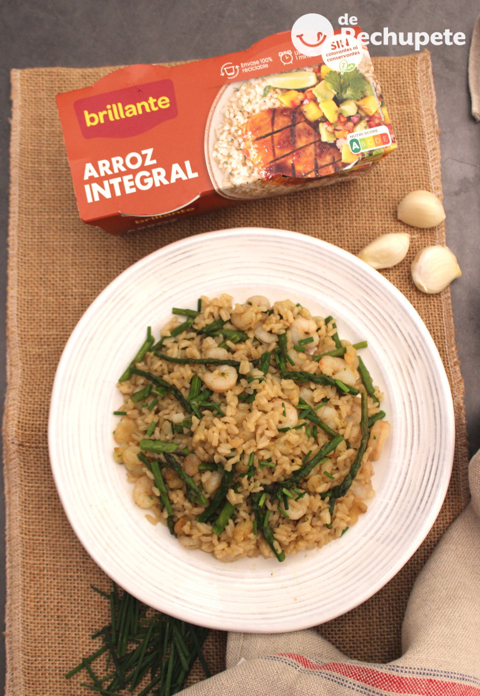Salteado de arroz integral con gambas y espárragos trigueros