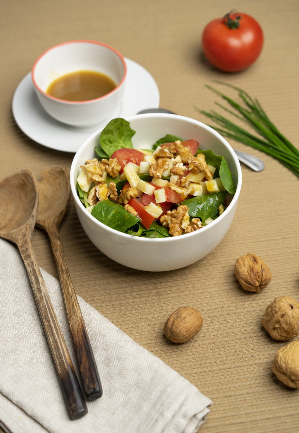 Ensalada de espinacas con queso y nueces. Un plato nutritivo y riquísimo