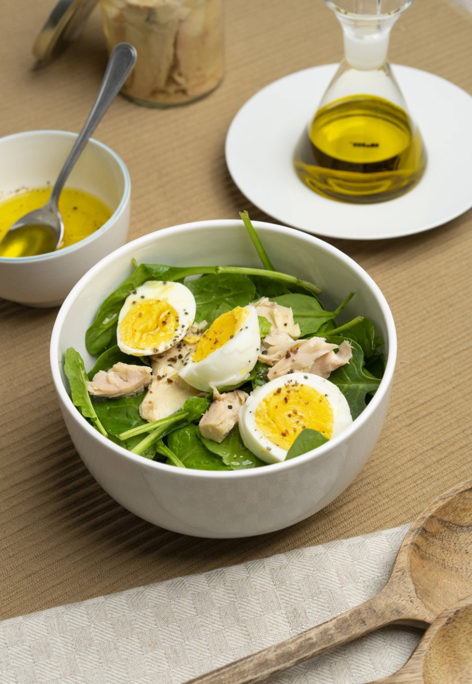 Ensalada de espinacas con bonito. Combinación deliciosa y saludable