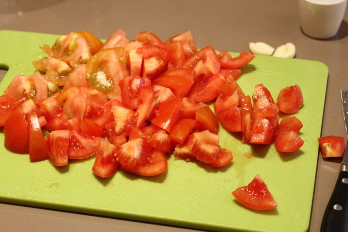 Receta de gazpacho andaluz: cortar el tomate en dados