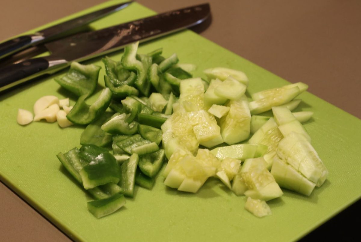 Receta de gazpacho andaluz: Cortar el pimiento y pepino