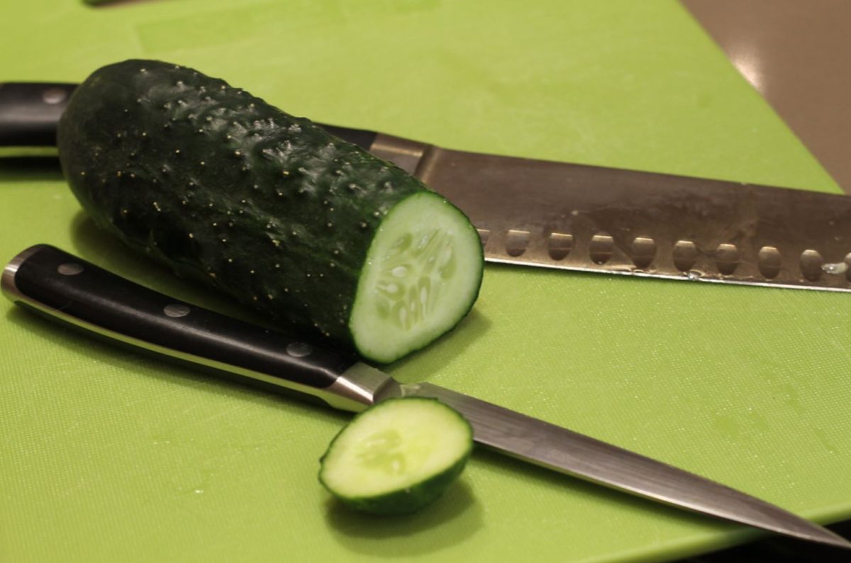 Receta de gazpacho andaluz: cortar una rodaja de pepino para decoración