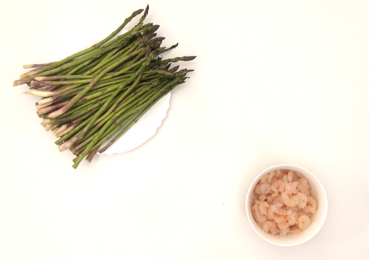Salteado de arroz integral con gambas y espárragos trigueros