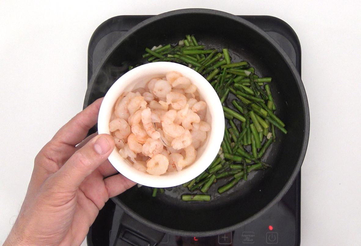 Salteado de arroz integral con gambas y espárragos trigueros