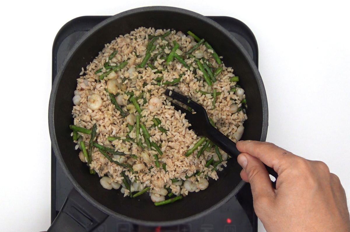 Salteado de arroz integral con gambas y espárragos trigueros
