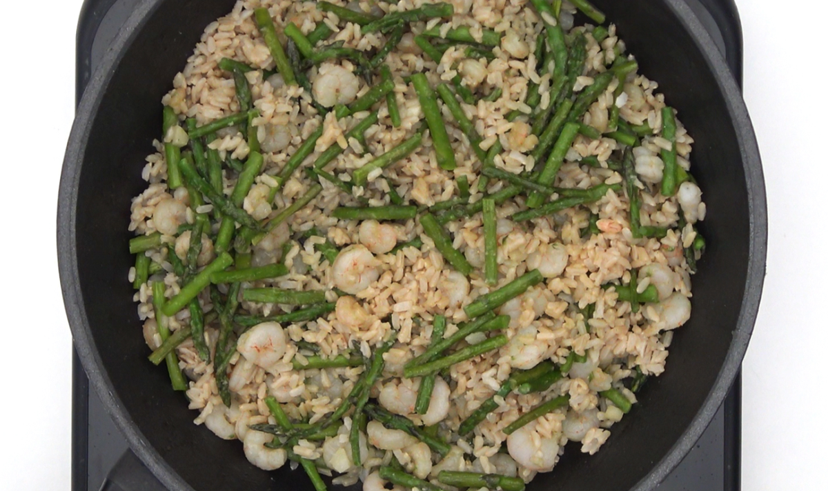 Salteado de arroz integral con gambas y espárragos trigueros