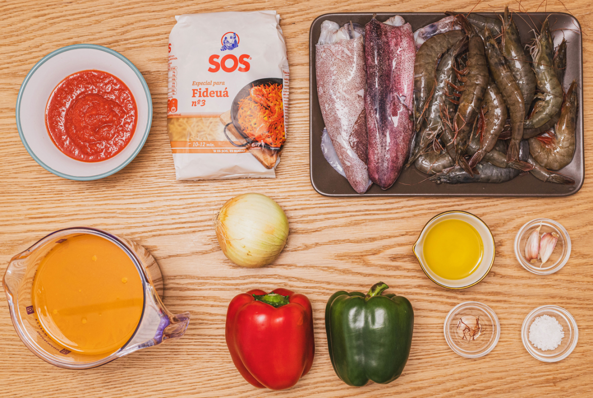 Fideuá o fideos con calamares