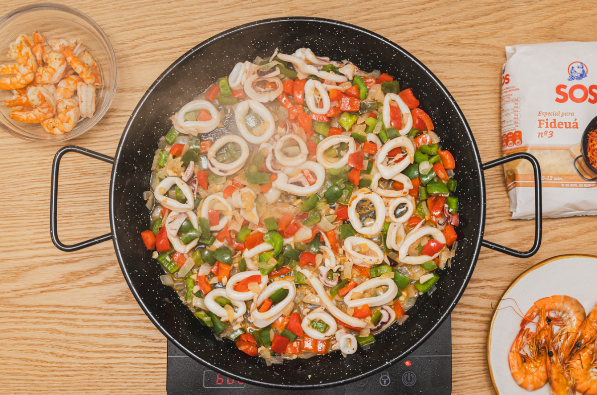 Fideuá o fideos con calamares