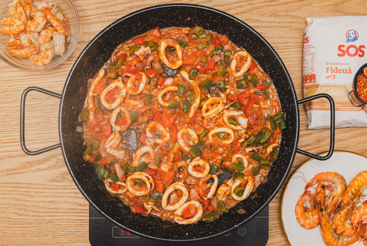 Fideuá o fideos con calamares