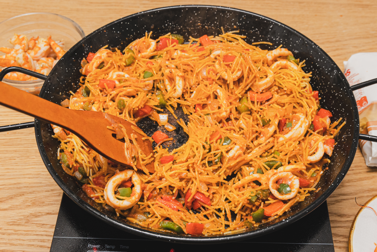 Fideuá o fideos con calamares