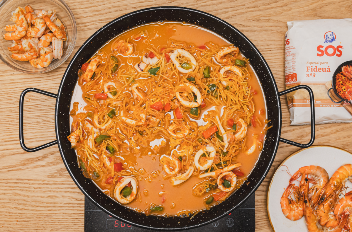 Fideuá o fideos con calamares