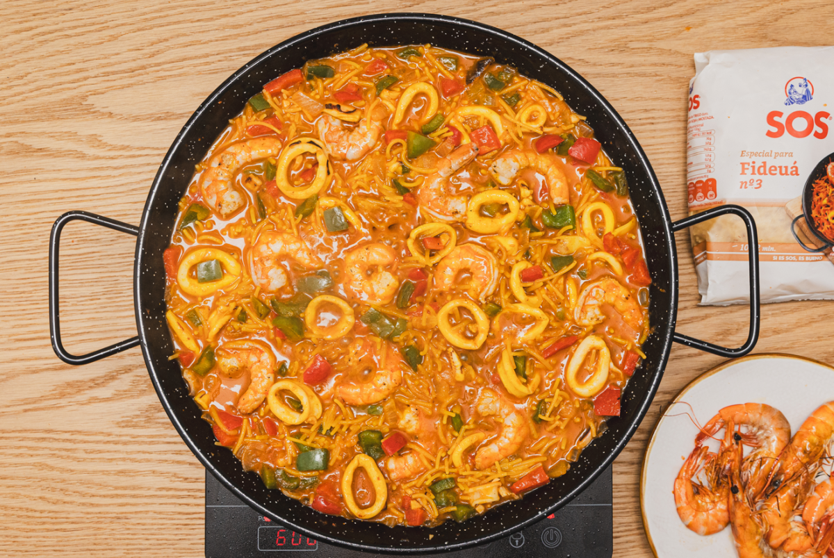 Fideuá o fideos con calamares