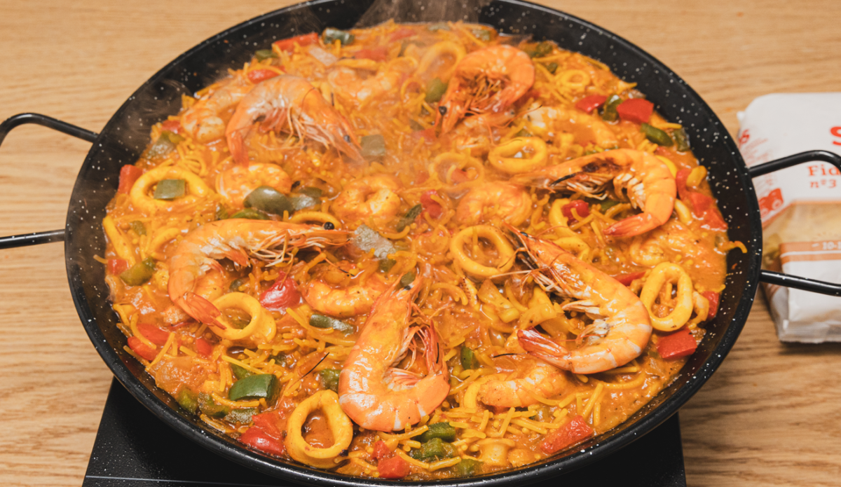 Fideuá o fideos con calamares