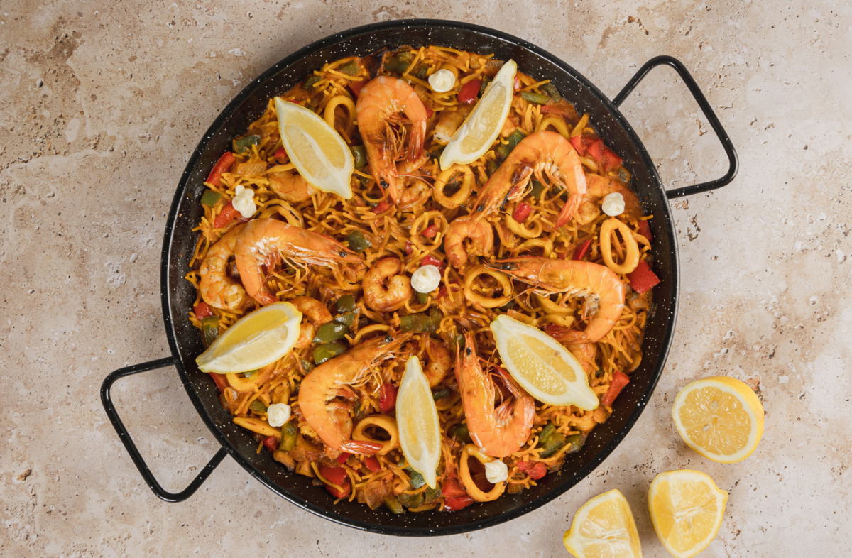 Fideuá o fideos con calamares