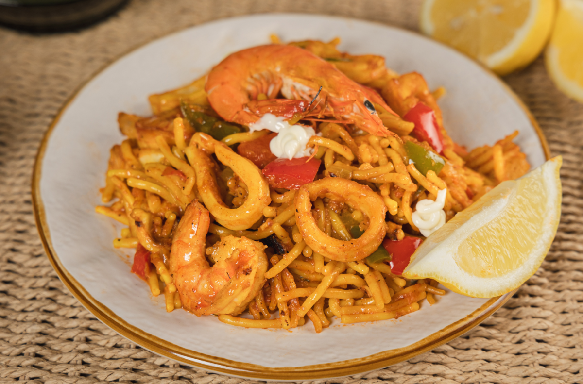 Fideuá o fideos con calamares