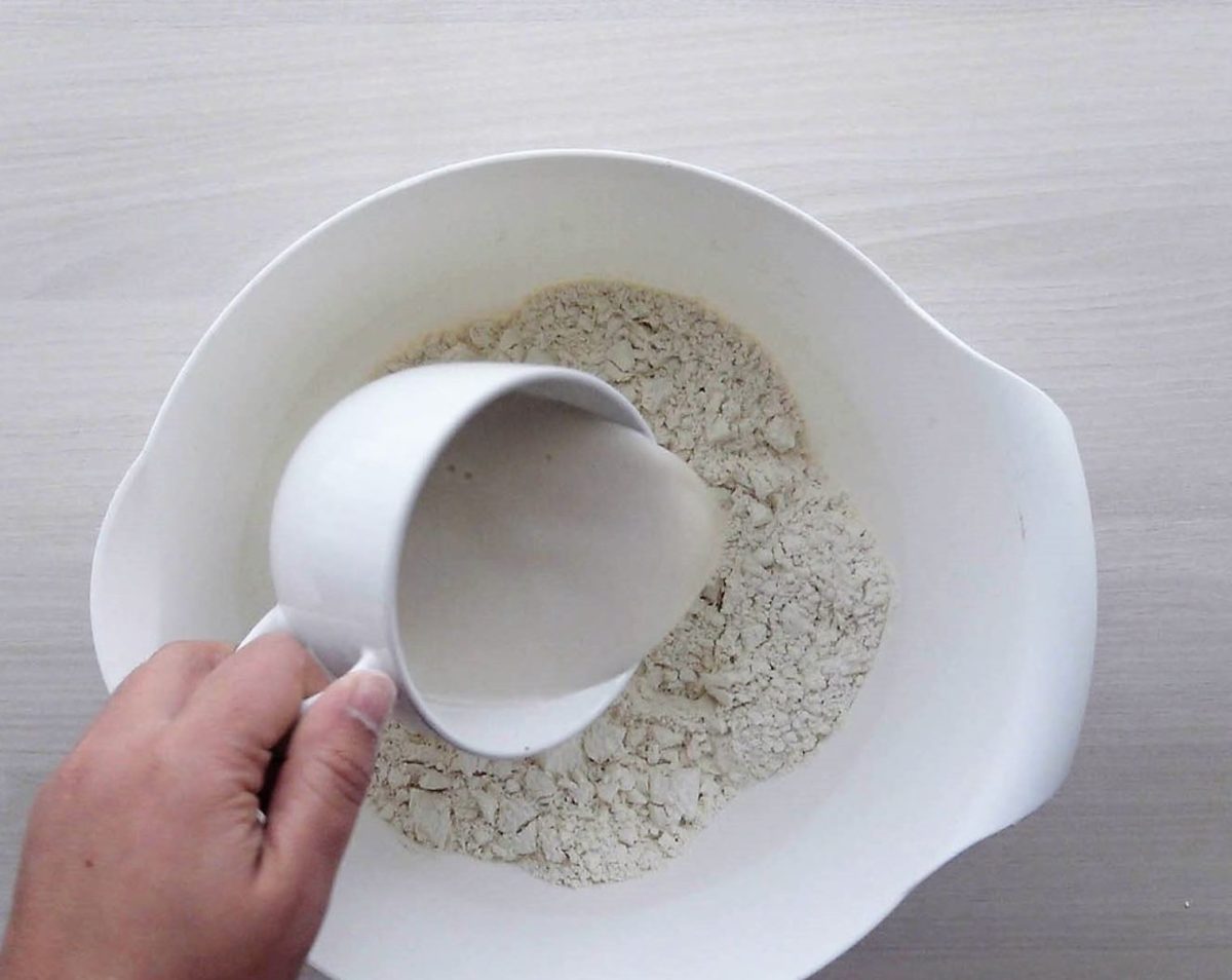 Empanada de atún casera: mezclar los ingredientes de la masa