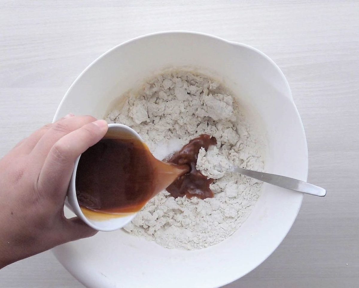 Empanada de atún casera: añadir aceite del relleno