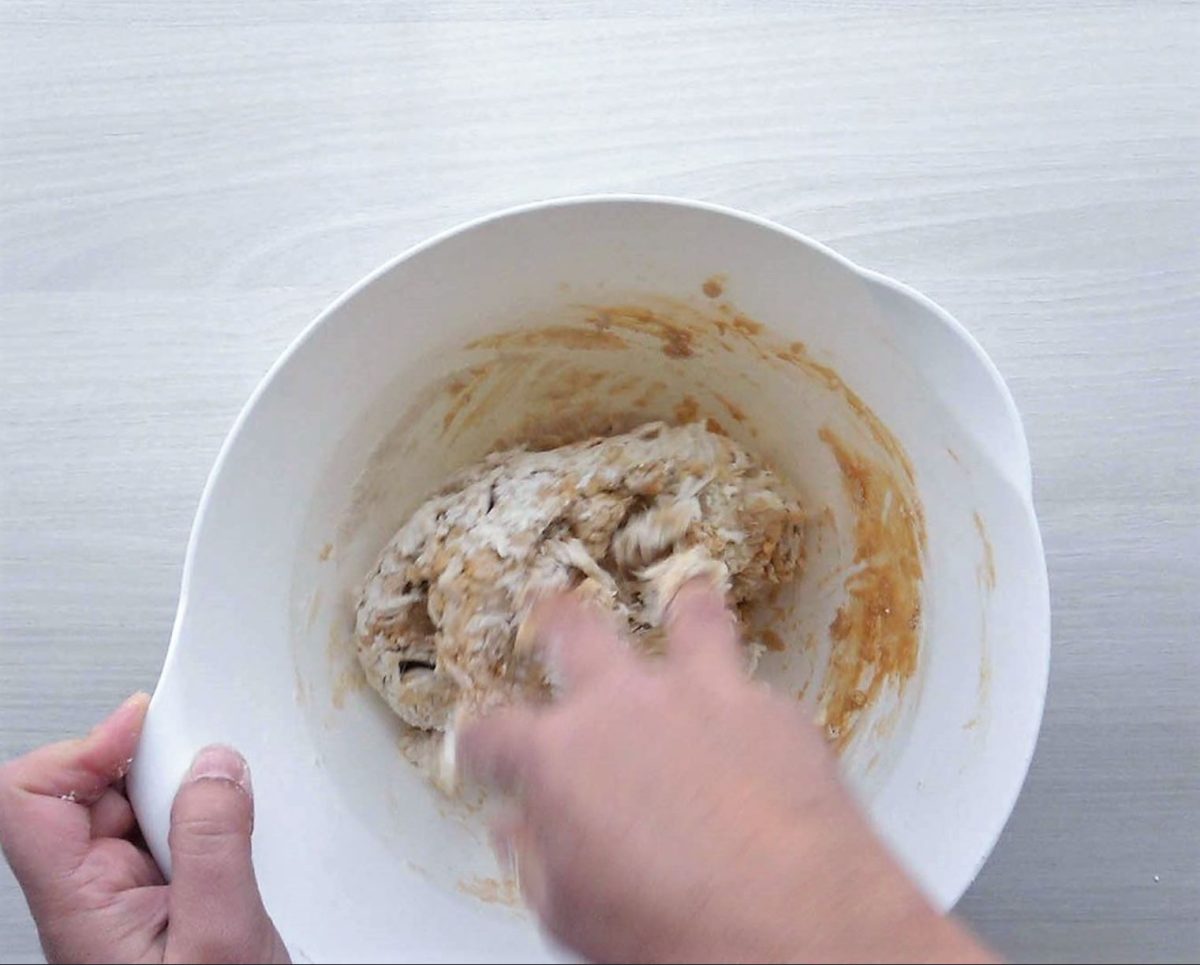 Empanada de atún casera: amasar