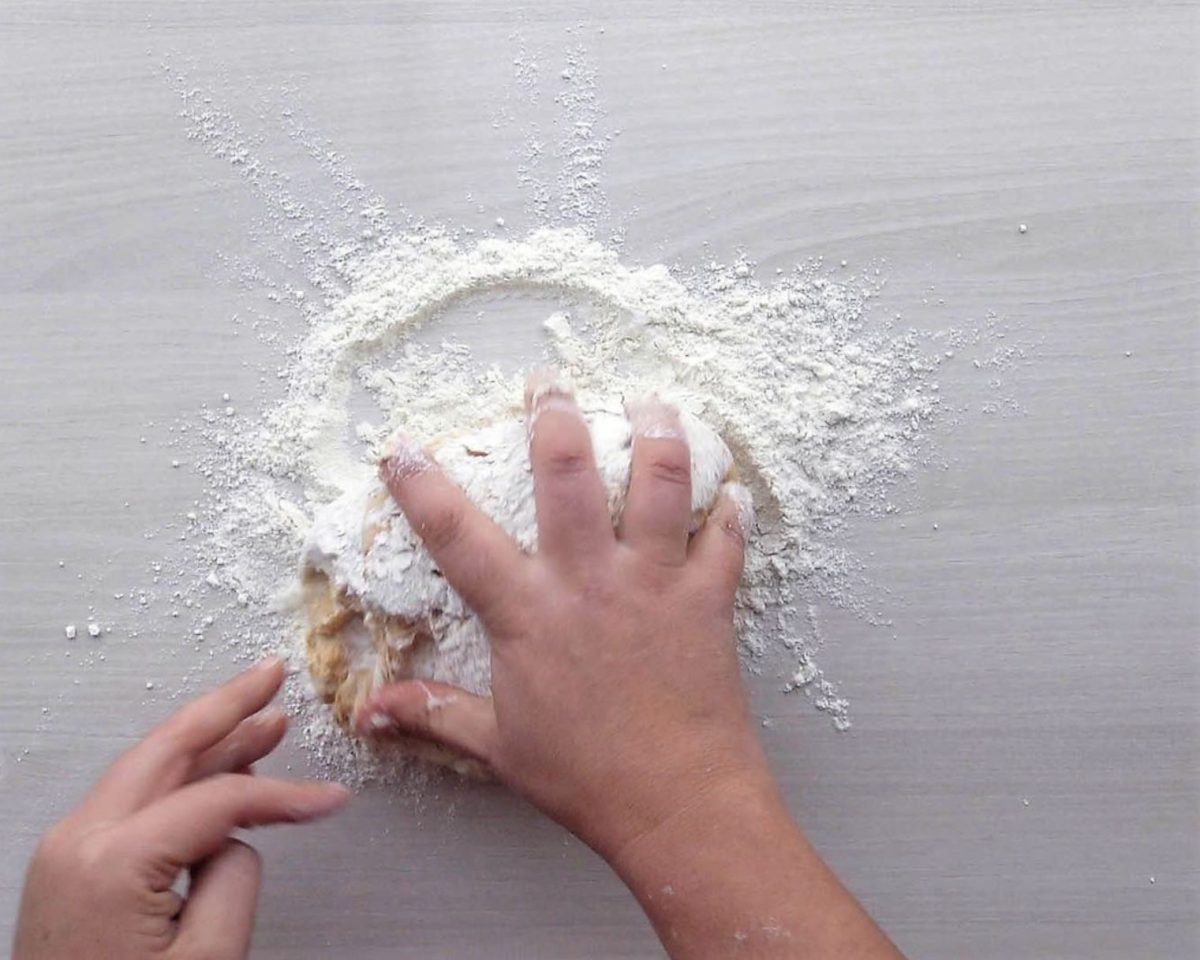 Empanada de atún casera: amasar