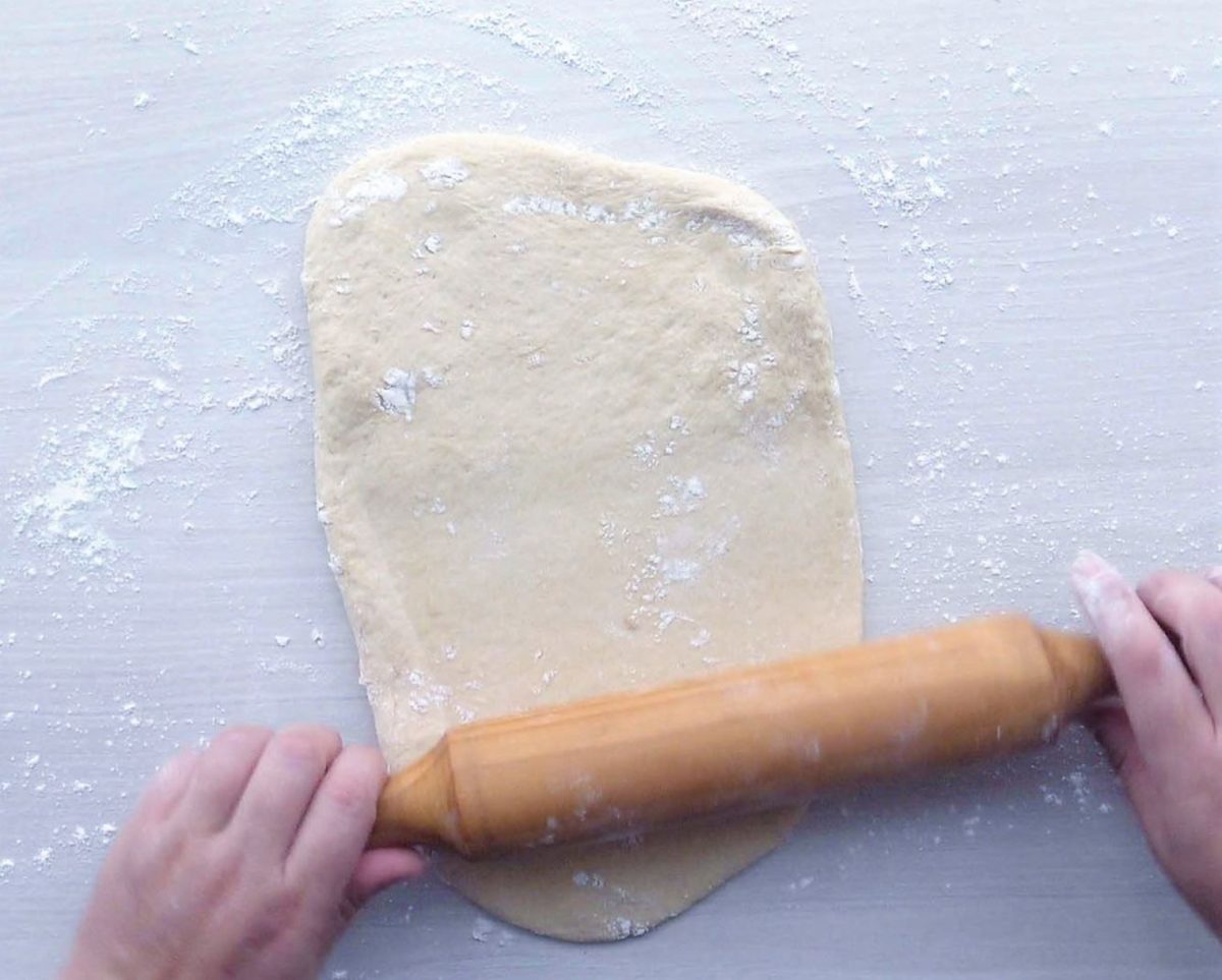 Empanada de atún casera: estirar la masa