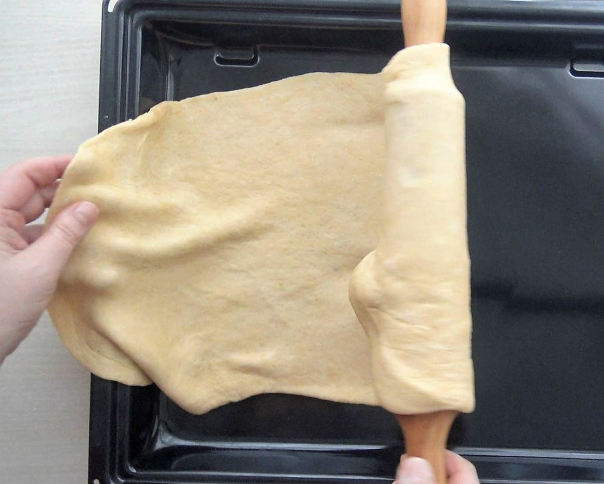 Empanada de atún casera: poner sobre la bandeja de horno