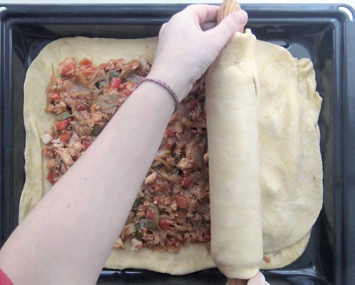 Empanada de atún casera: colocar el relleno y la capa superior